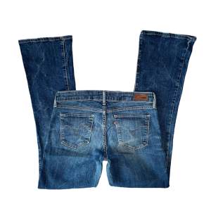 Lågmidjade utsvängda jeans från levis med jätte cool wash, strl 28/S-M💕 // midja 38cm, längd 98, innerbens 76cm, benöppning 22 // färgen ser mest ut som andra bilden❤️