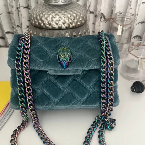Kurt Geiger väska - jättefin turkos handväska, köpt på plick men använder inte, litet skrapmärke på baksidan men inget man tänker på😍storlek mini