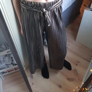 Partybyxor. - Superfina partybyxor. Säljer pga att de är försmå. Något litet slitage.