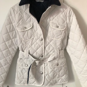 Henry Lloyd jacka storlek S - Vit jacka från Henry Lloyd storlek bystmått 2x 46cm 