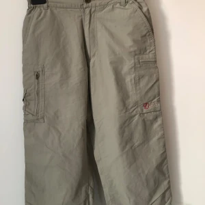 Fjällräven Capri byxa - Jättefin byxa från Fjällräven storlek 34 toppskick ! Resår bak i linningen 