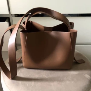 Brun väska  - Säljer min bruna väska från Gina tricot! Fint skick köptes nyss! Ny pris 400💕