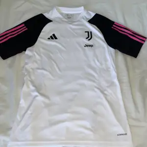Säljer denna Juventus träningströja. Skön kvalite och luftigt material. 