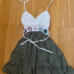 Bohemisk klänning🌺🌞🍍 - Jätte snygg klänning köpt i en okänd butik när jag var på semester i Dubai, använt typ två gånger❤️