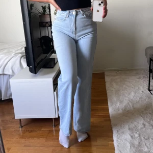 MadLady jeans - Vida jeans ”Rory” från Madlady.   Storlek 34, passar typ XS.  (Längden är 32, Regular) Kostar 649 kr i nypris.    Fint skick! Men en liten ljus fläck nere vid benet på baksidan, syns knappt, (visas på sista bilderna) därav priset.
