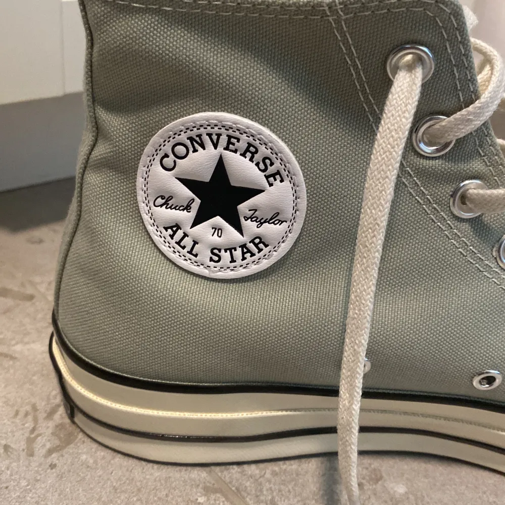 Helt nya, jättefina, helt nya Converse, såå fina till sommaren!🤭 Nypriset är 995 kr, (som man kan se på bilden). Säljer pga att de var för stora.💓💓 Jag säljer även ett par bruna Converse, om ni vill kolla.☺️. Skor.