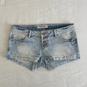 Lågmidjade jeansshorts - Såå sjukt snygga ljusblå lågmidjade jeansshorts, det står storlek 36 i lappen