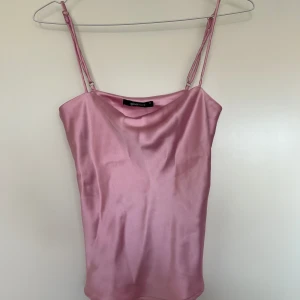 Rosa silkes linne  - Aldrig använd, går att justera banden, INTE stretchig