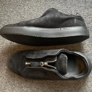 Arigato zip skor - Säljer ett par arigatos storlek 43  Nya kostar 2500