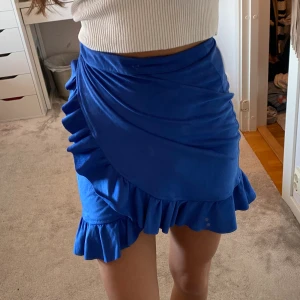 Kjol - Volangkjol i ”mocka” material🩵💙🤍