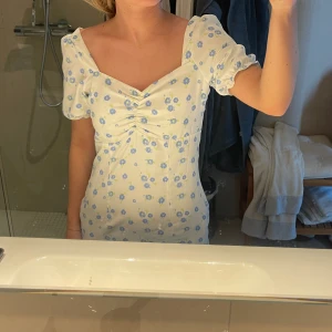 Långklänning - Fin klänning till midsommar, har en slits på sidan