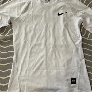Nike gym set, compression shirt. - Fin passform och i ny skick eftersom jag knappt använd dem. 800kr för båda.