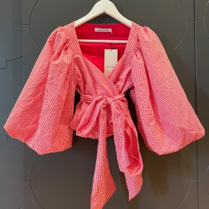 Adoore top - Jätte fin top från Adoore💗 Aldrig använd och prislapp kvar! Storleken går att justera med hjälp av banden man själv knyter. 