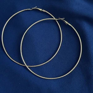 Örhängen  - Säljer stora örhängen 