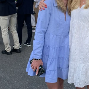 Klänning - Jag säljer min superfina skjortklänning från zara. Den är i storleken S, men lite kortare än vanligt. Endast använd en gång och det va för två år sedan. Kommer tyvärr inte till användning då den är för liten, men jättefin❤️