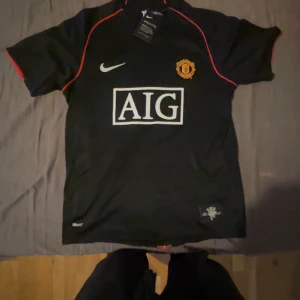 Fotbolls tröja  - Manchester United 07/08 säsongen - Rooney #10. Bortsett från test så är den oanvänd. 