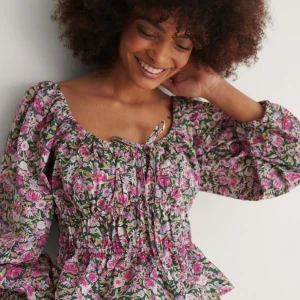 Supersöt blus från NAKD, helt NY - Helt ny blus med urgulligt blommönster, nu slutsåld på NAKD 🌺 Nypris 350 kr