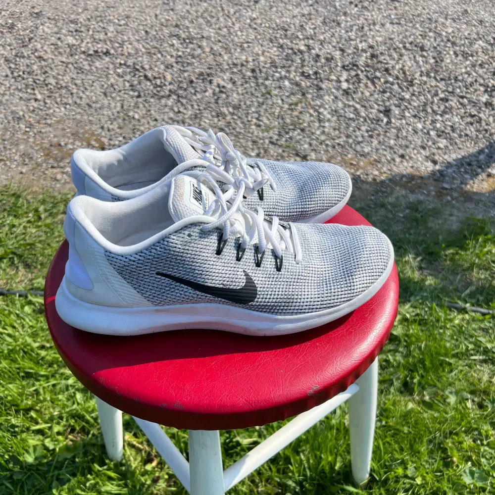 Riktigt bekväma Nike inomhus skor för aktivitet. Storlek 44. För små för mig numera. Relativt bra skick. Pris kan diskuteras.. Skor.