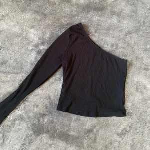 One shoulder topp - One shoulder topp från nakd i storlek xs. Använd endast en gång.