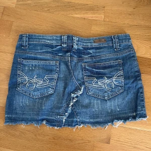 Lågmidjad jeanskjol - Trendig lågmidjad jeanskjol i fin färg med snygga fickor, bra skick! 💕 tyvärr för stor för mig, passar S. Midjemått: 84 cm (42 rakt över), Längd: 32 cm 