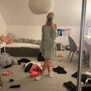 Klänning💚 - Säljer denna jättefina klänningen från Kappahl. Köpt förra året så finns nog inte kvar. Den är i storlek 164❤️