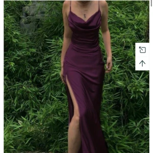 Balklänning  - Jättefin balklänning till 9an eller studenten. Helt oanvänd, säljer då jag beställde fel storlek. Originalpris 1300kr, pris kan diskuteras.