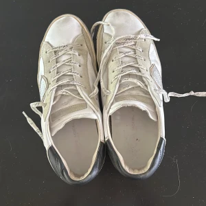 säljer ett par phillipe modells - säljer ett par phillipe modells i storlek 40 men dem passar också 41. i phillipe modells ska man ha en storlek mindre så det blir som storlek 41 och passar 42. skicket på skorna skulle jag säga är 8/10 lite trasigt på sulan men det märker man inte 