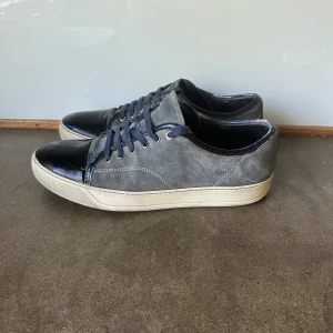 Lanvin - Hej, säljer dessa väldigt snygga Lanvins i bra skick. Använda en del men fortfarande i fint skick! Har lite färg på Captoesen som förmodligen går att ta bort om man försöker. Inget og medföljer. Skorna är i storlek 9 vilket motsvarar 43-44. 