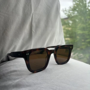 Chimi 04 - Säljer dessa jättefina solglasögon. Modellen är 04 och färgen heter Tortoise💞 hör jättegärna av er vid eventuella frågor eller om ni vill ha fler bilder!💞💞