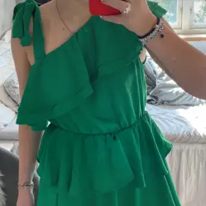 Super fin grön klänning som är i bra skick💗