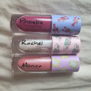 3 lipgloss Friends × revolution Monica skimrigt lätt rosa Rachel transparant  Pheobe rött/lila bra pigment 