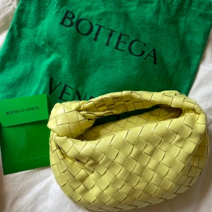 Bottega jodie väska - ”Bottega Veneta” jodie väska, ljusgul. Köpt våren 2023.  Dustbag tillkommer!! Bara att fråga om fler bilder! Pris kan diskuteras snabb affär❤️