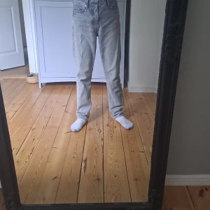 Jack and jones jeans - Ett par jeans från jack and jones som sitter riktigt bra 8/10 skick lite trasigt längst nere på byxorna.