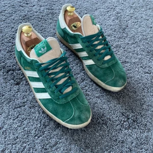 Adidas Gazelle gröna - Säljer dessa adidas gazelle i färgen grön, då dem är för små. De är i bra skick men är lite rundade där fram. Köpte de för ca 1200 på adidas hemsida, säljer för 400 men priset kan diskuteras✌🏼