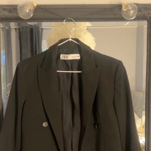 Zara kavaj  - Säljer mina kavaj från Zara! Väldigt fin! Men har köpt en ny, därför säljer jag!💕🥰Pris kan diskuteras 