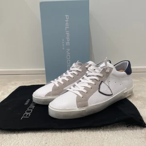 Philippe model - Hej, säljer ju mina feta skor från Philippe model, storlek 45 helt nya, allt medföljer 