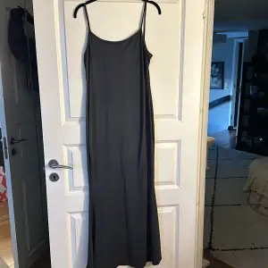 En lång grå klänning i storlek S🩷 Köpare står för frakt
