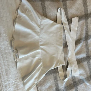 Zara kjol - Köpt för 2 år sedan för ca 250kr Den har inbyggda shorts och kan knytas framåt eller bakåt Obs! Den har två små fläckar på sig fram och bak,(se bilder)