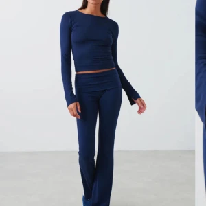 Mörkblå yoga pants - super snygga yoga pants från Gina❤️ Säljer då jag redan har ett par.