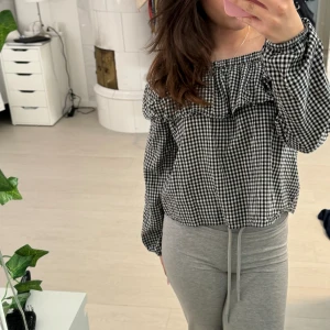 Offshoulder tröja - en offshoulder tröja från bikbok. strl xs , inga defekter 