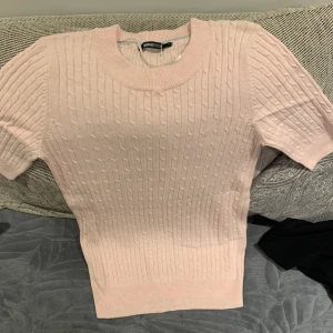Rosa kortärmad tröja  - Helt ny. Kortärmad tröja som ör superfin till sommarn nu! Storlek M ifrpn Gina Tricot. 