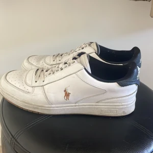 Ralph lauren skor - Ralph lauren skor väldigt bra skick. Storlek 43 använda ett fåtal gånger. Pris kan diskuteras vid snabb affär. Nypris ca 1200kr