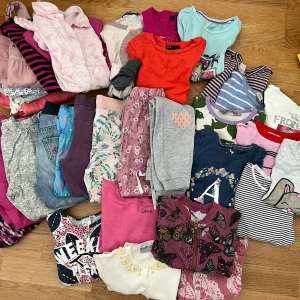 Stort klädpaket  - 30+ plagg i storlek 98-104  Olika plagg, tröjor, byxor, t-shits, koftor, klänningar. Olika märken!  Fint använt skick och några mindre fläckar kan förekomma. Inga hål vad jag kan se. Rök/djur/parfymfritt!