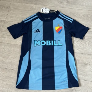 Djurgårds tröja - Jag köpte en alldeles nya tröja idag i djurgårdsbutiken i globen. Den är i helt nytt skick med prislappen kvar. Problemet är att jag köpte den i fel storlek och därav måste sälja den.. storlek xxs. Säljer för 950kr men pris går att diskutera..