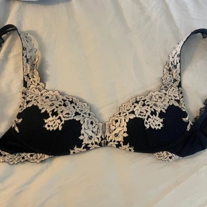 Intimissimi bh  - Använd men i bra skick💗Den är mörkblå men ser svart ut på bilden🥰Hör av dig om du undrar något🥰
