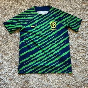 Fotbollströja - Brasilien träningsställ 22-23. Kontakta för fler bilder. 