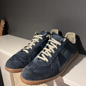 Maison margiela GATS -  Jag säljer nu Maison margiela GATS Som är stilrena och snygga, Och perfekta till alla årstider. Skicket är 8,5/10. Skorna är storlek 43 mena även mindre . PS inget og tillkommer!!