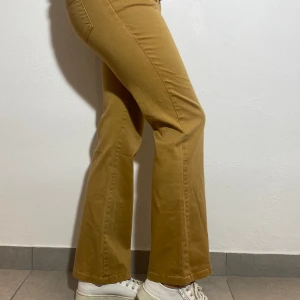 Unika Jeans  - Super coola & annorlunda jeans i en senapsgul färg!! Passar perfekt med en vit blus!!💛💛🧡