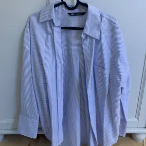 Oanvänd vit och blå randig oversize skjorta 