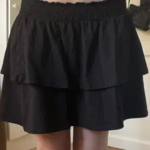 En svart kjol ifrån Gina Tricot i strl L 🌸I bra skick💕Jättesnygg till sommarn!☀️